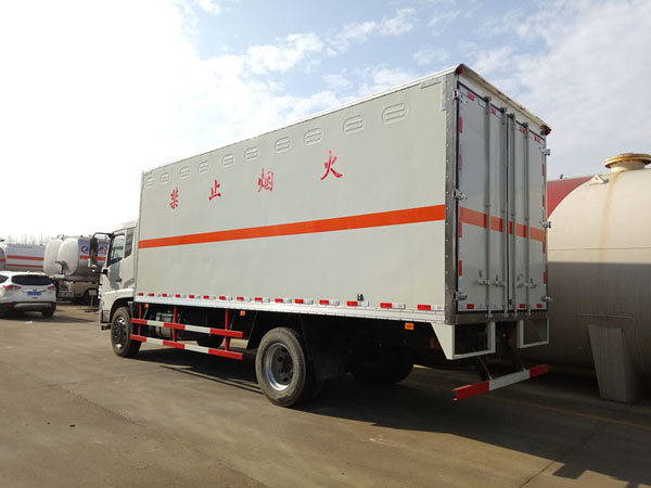 天锦6.6米9.9吨气体厢式车